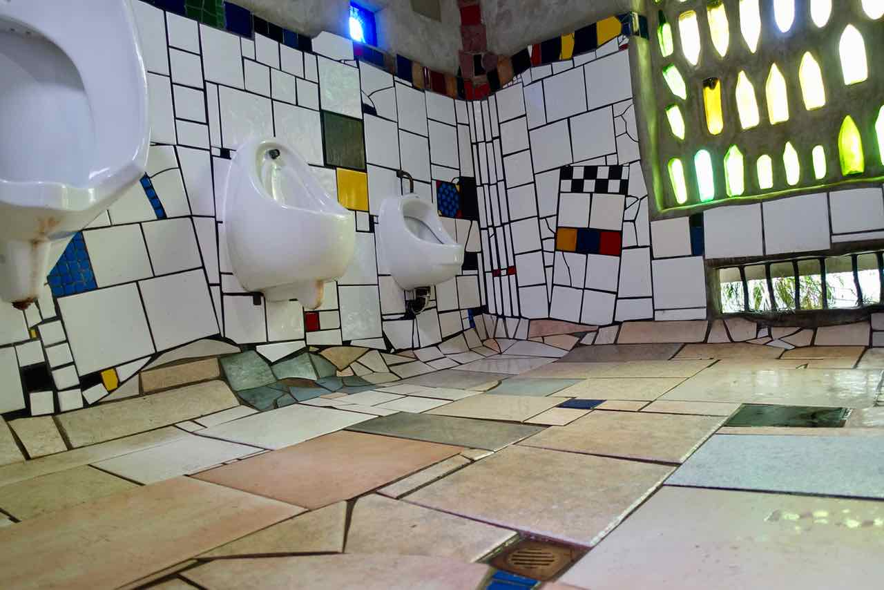 Kawakawa Hundertwasser-Toilette, Urinale Neuseeland